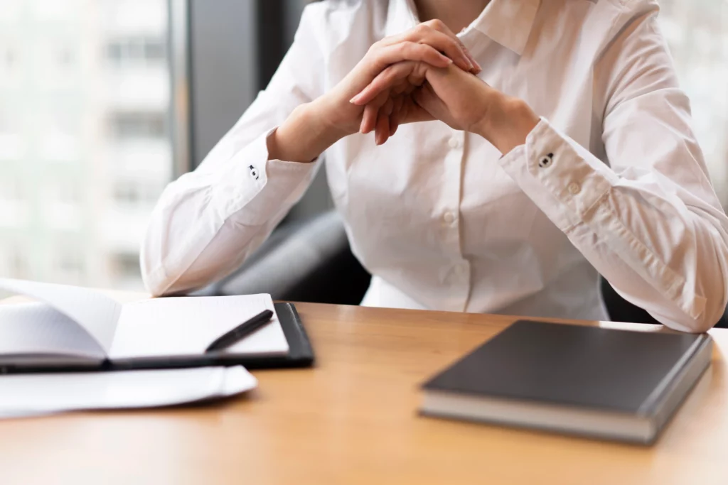 donna irriconoscibile che pensa nell ufficio 11zon