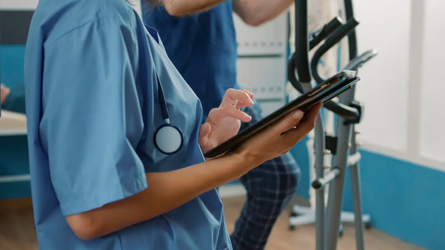 specialista sanitario in uniforme che utilizza tablet digitale per fare un check ad un paziente